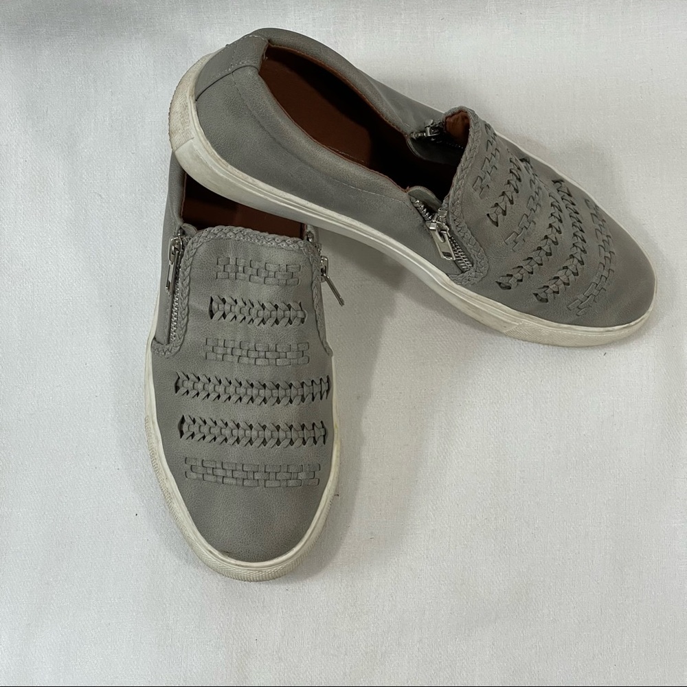 Slip on woven sneaker
comfortable fashion sneaker
slip on juniors fashion.